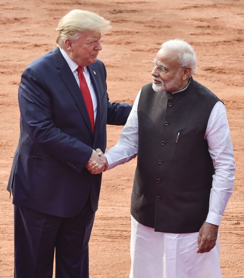 पहले हाथ थामकर बात,