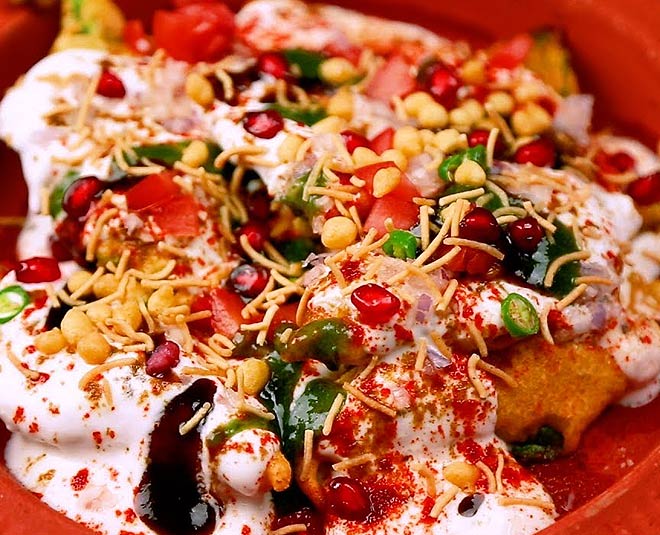 Ek bowl mein dahi, meethi chutney, sev, aur anaar ke daano se garnished swadisht Idli Chaat."